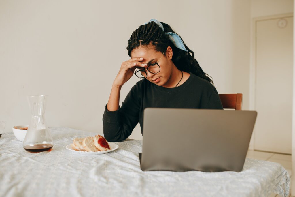 femme écoanxieuse, face à l'actualité