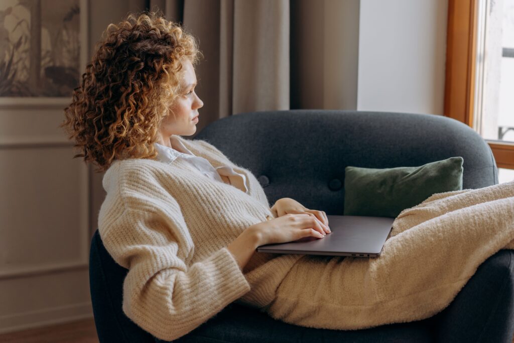 femme écoanxieuse, face à l'actualité
