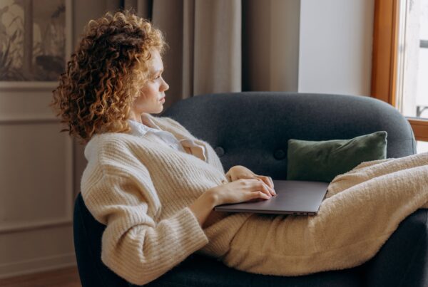 femme écoanxieuse, face à l'actualité